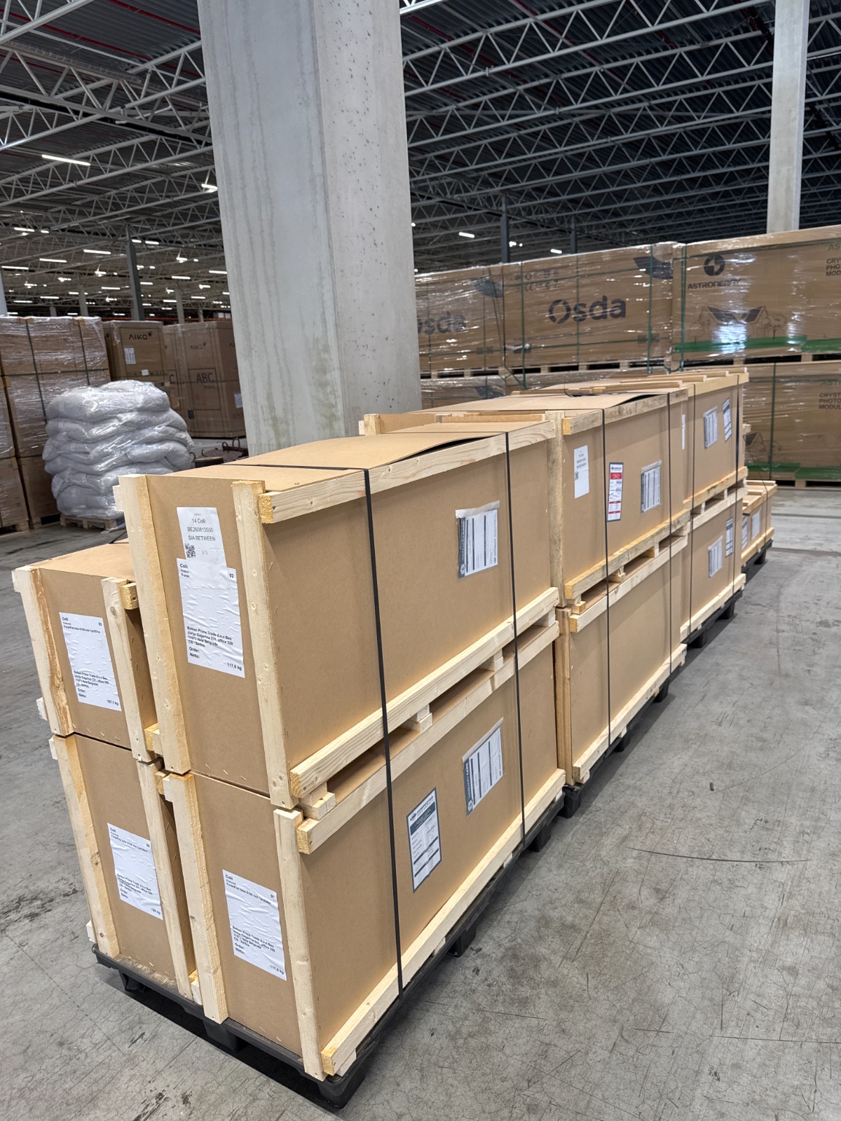 Palletized industrial adhesives and high-performance construction materials prepared for temperature-controlled transport and logistics